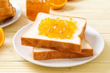 Kahvaltıda portakal reçelli ekmek dilimleri.