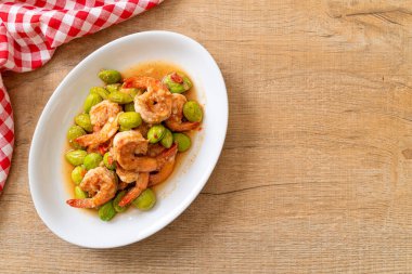 Karışık Kızarmış Fasulye ve Karides Tayland usulü