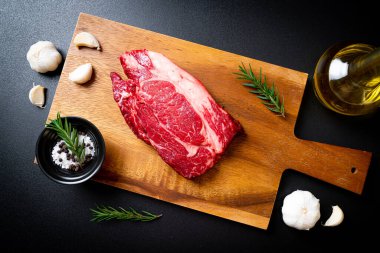 Taze çiğ biftek veya çiğ et.