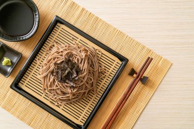 Soğuk karabuğday sobalı erişte veya zaru ramen Japon yemek tarzı.