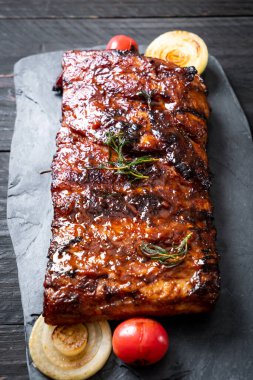 Izgara ve ızgara domuz pirzolası.