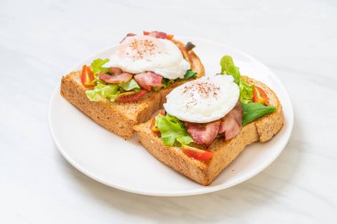 Kahvaltıda sebzeli, pastırmalı, yumurtalı ya da yumurtalı tam buğday ekmeği.