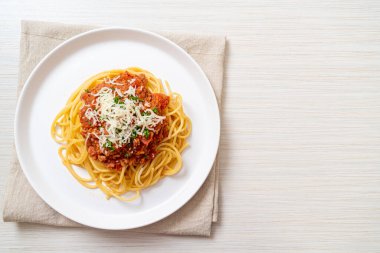 Spagetti bolonez domuz eti ya da kıymalı domates soslu spagetti İtalyan yemeği tarzı.