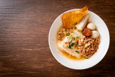 Balık köfteli baharatlı erişte ve kıymalı domuz eti (Tom Yum Erişte) - Asya yemeği tarzı