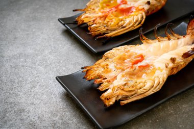 Izgara Taze Dev Nehir Karidesi Baharatlı Deniz Ürünleri Soslu