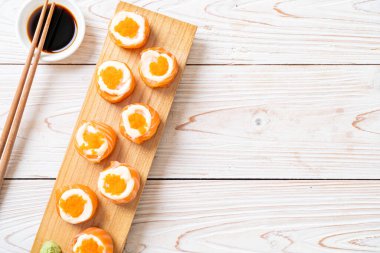 Mayonez ve karides yumurtalı taze somon suşisi. Japon usulü.