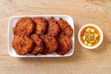 Kızarmış balık köftesi ya da kızarmış balık keki. Asya usulü.