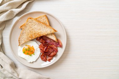 Kızarmış ekmekli yumurta ve kahvaltıda pastırma.