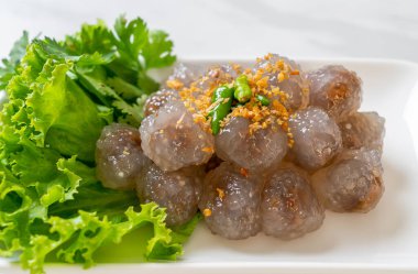 Şeffaf toplara Saku Sai Moo ya da buharda pişirilmiş Tapioca köfteleri deniyor.