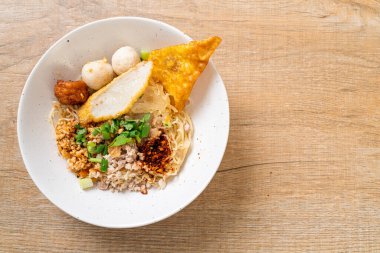 Balık köfteli baharatlı erişte ve kıymalı domuz eti (Tom Yum Erişte) - Asya yemeği tarzı