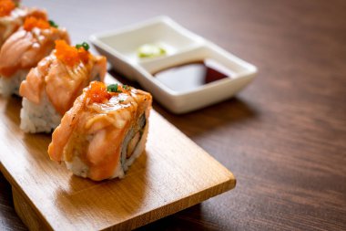 Sos soslu ızgara somon balığı. Japon usulü.