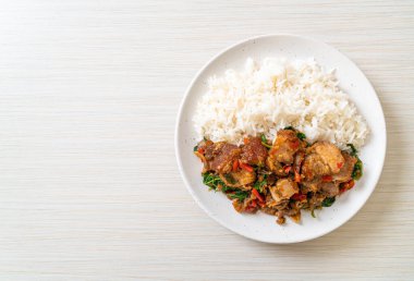 Kızarmış domuz eti ve pirinçli fesleğen Asya yerel sokak yemeği tarzı.