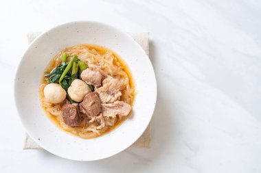 Asya usulü haşlanmış erişte kasesi.