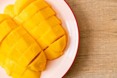 Tabakta dilimlenmiş taze ve altın mango