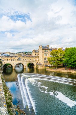 İngiltere, Bath 'daki Pulteney Köprüsü Nehri manzarası.