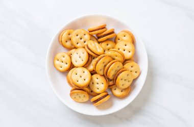 Hindistan cevizli bisküvi ve ananas reçeli.