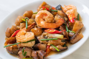 Karidesli haşlanmış deniz hıyarı Asya usulü.