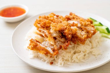 Kızarmış tavuklu Çin tavuğu pilavı ya da kızarmış tavuklu pilav çorbası. Asya usulü.