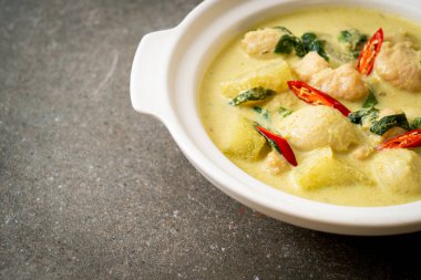 Kıymalı yeşil köri çorbası ve kasede köfte. Asya usulü.