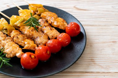 Tabakta ızgara tavuk ızgara şiş.