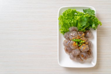 Şeffaf toplara Saku Sai Moo ya da buharda pişirilmiş Tapioca köfteleri deniyor.