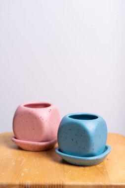 boş ve güzel kil saksı ahşap masada