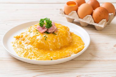 Pirinçli kremalı omlet veya jambonlu pilav ve yumuşak omlet.