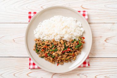 Tayland usulü kızarmış fesleğen, kıymalı domuz ve biberli pilav. Tayland usulü.