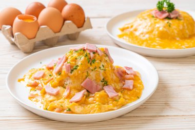 Pirinçli kremalı omlet veya jambonlu pilav ve yumuşak omlet.