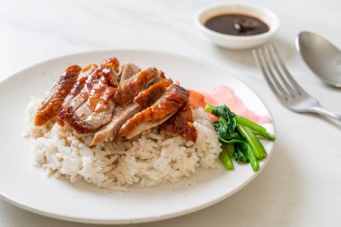 Pirinçli ızgara ördek.