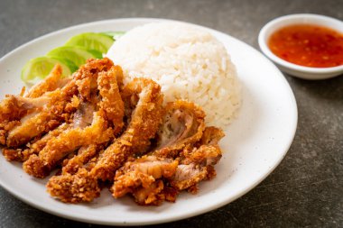 Kızarmış tavuklu Çin tavuğu pilavı ya da kızarmış tavuklu pilav çorbası. Asya usulü.