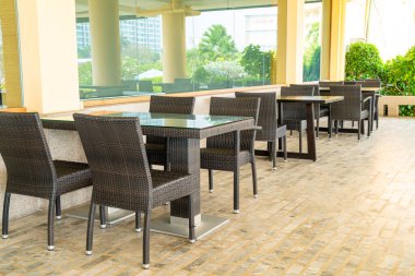 boş teras masası ve sandalye