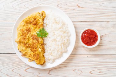 Pirinç ve ketçaplı omlet veya omlet.