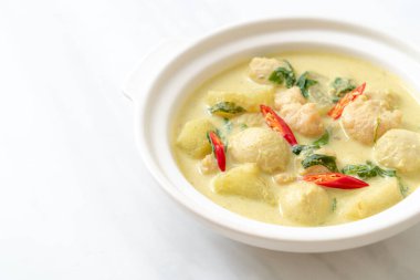 Kıymalı yeşil köri çorbası ve kasede köfte. Asya usulü.