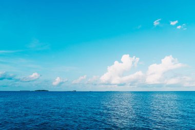 Sahili ve okyanusu olan Maldivler Adası