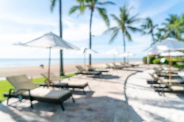 Lüks otel tatil beldesinde yüzme havuzu etrafında soyut bulanık yatak havuzu - tatil konsepti