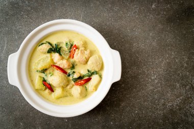 Kıymalı yeşil köri çorbası ve kasede köfte. Asya usulü.