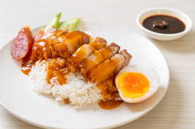 Pirinçli çıtır domuz eti ve barbekü sosu.