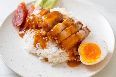 Pirinçli çıtır domuz eti ve barbekü sosu.