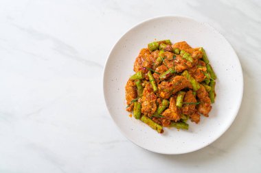 Kızarmış domuz ve fasulyeli kırmızı köri ezmesi. Asya usulü.