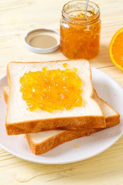 Kahvaltıda portakal reçelli ekmek dilimleri.
