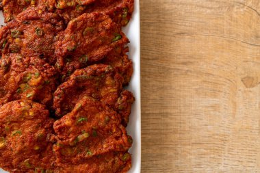 Kızarmış balık köftesi ya da kızarmış balık keki. Asya usulü.