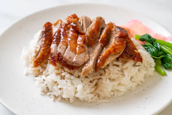 Barbekyu Panggang Bebek Pada Nasi — Stok Foto