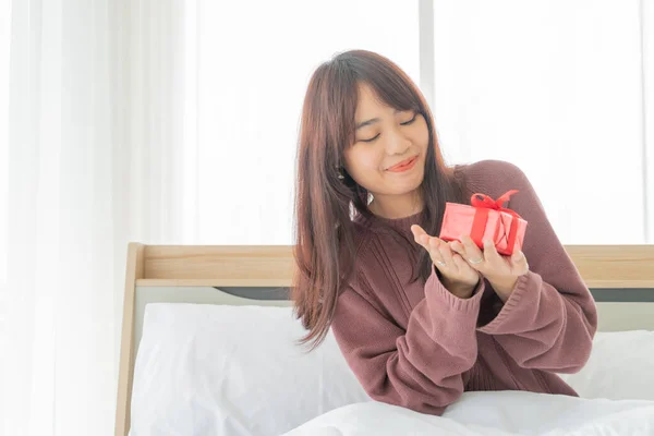 Mulheres Asiáticas Felizes Receber Uma Caixa Presente Presente — Fotografia de Stock