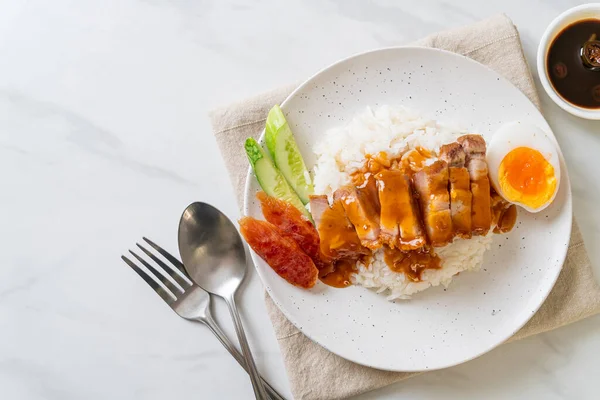 Daging Babi Renyah Perut Pada Nasi Dengan Saus Barbekyu Merah — Stok Foto