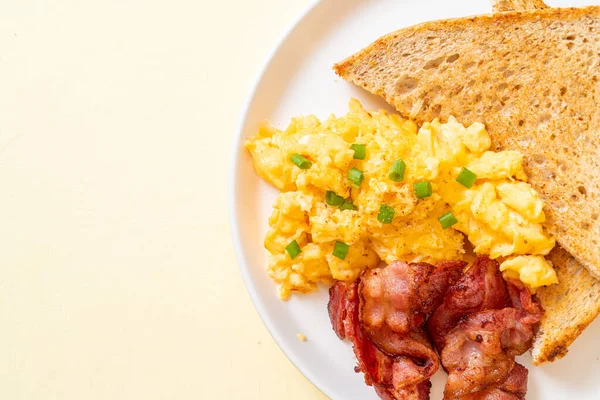炒鸡蛋 烤面包和熏肉当早餐 — 图库照片