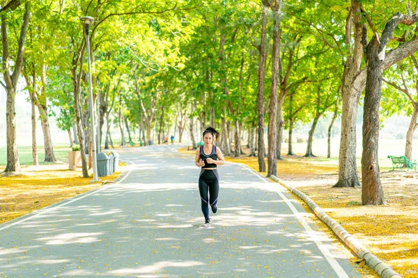 Asiática Mujer Corriendo Corriendo Parque — Foto de Stock