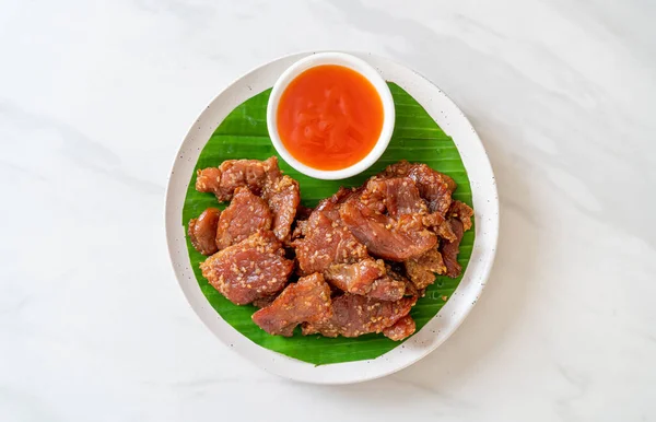 Sonnengetrocknetes Schweinefleisch Mit Sauce Auf Teller — Stockfoto