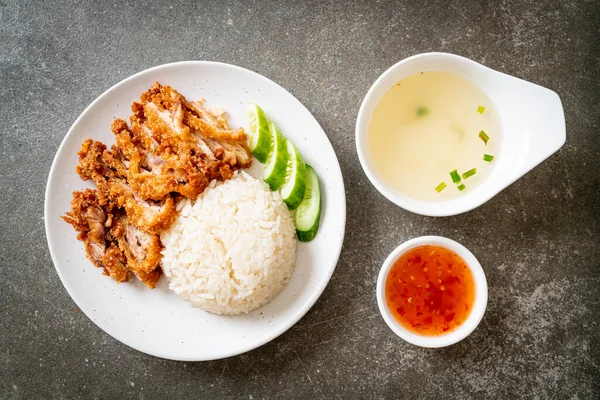 Nasi Ayam Hainan Dengan Ayam Goreng Atau Nasi Dikukus Sup — Stok Foto