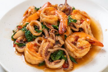 Tayland fesleğenli kızarmış deniz ürünleri (karides ve kalamar) - Asya usulü